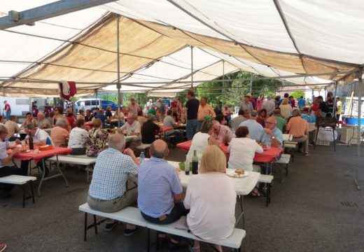 Centos de persoas celebran en Lousame a X Festa Gastronómica do Carneiro ao estilo San Roquiño